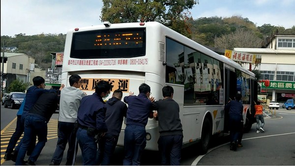 ▲▼台中市東山派出所10多名員警合力把拋錨公車推到派出所前。（圖／民眾提供）