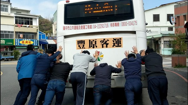 ▲▼台中市東山派出所10多名員警合力把拋錨公車推到派出所前。（圖／民眾提供）