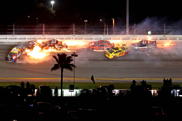 ▲▼ 北美房車賽Daytona 500大賽9車連環撞。（圖／路透）