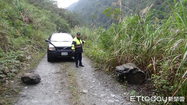 ▲▼休旅車閃過落石卻跌落15m邊坡。（圖／記者王兆麟翻攝）