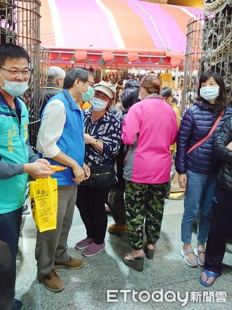 ▲東港安泰醫院榮譽院長蘇清泉到屏東市玉皇宮參拜，祈求國泰民安，疫情早日結束            。（圖／蘇清泉服務團隊提供，以下同）