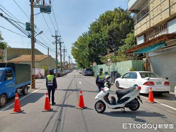 ▲▼鶯歌聯結車勾到電線，電線桿當場折兩半。（圖／記者陳雕文翻攝，下同）