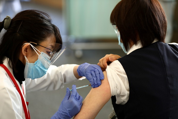 ▲▼ 日本17日開打新冠疫苗。（圖／路透）