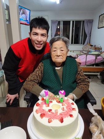▲▼蕭敬騰暖心替95歲的奶奶粉絲慶生。（圖／喜鵲娛樂提供）