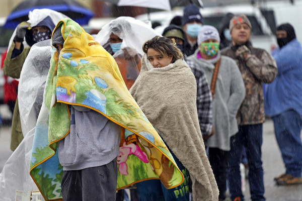 ▲休士頓大批民眾17日冒著雨雪排隊近一小時，等待他們的瓦斯桶被加滿。(圖／達志影像／美聯社)