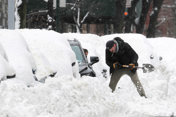 ▲▼強烈暴風雪讓停在道路旁的汽車陷入大雪。（圖／路透）