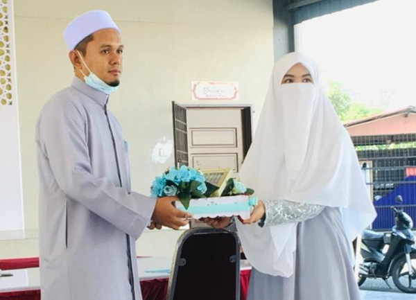 ▲▼馬來西亞女子訂婚5年沒讓未婚夫見過長相。（圖／翻攝自推特／@tolibul_ilm）