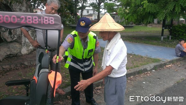 ▲總統蔡英文，2020年5月間在台南市長黃偉哲陪同下，特地前往台南市後壁區崑濱伯住處探視在家休養的崑濱伯，祝他早日康復。（圖／記者林悅翻攝，下同）