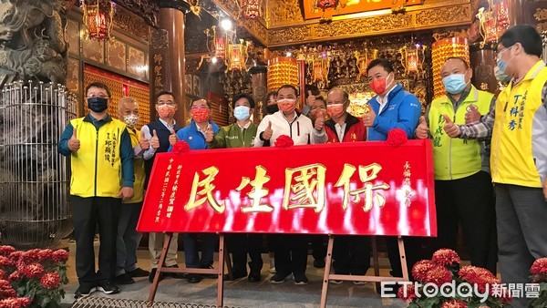 ▲土城永福岩清水祖師庇護地方 侯友宜贈匾額「保國生民」。（圖／新北市民政局提供）