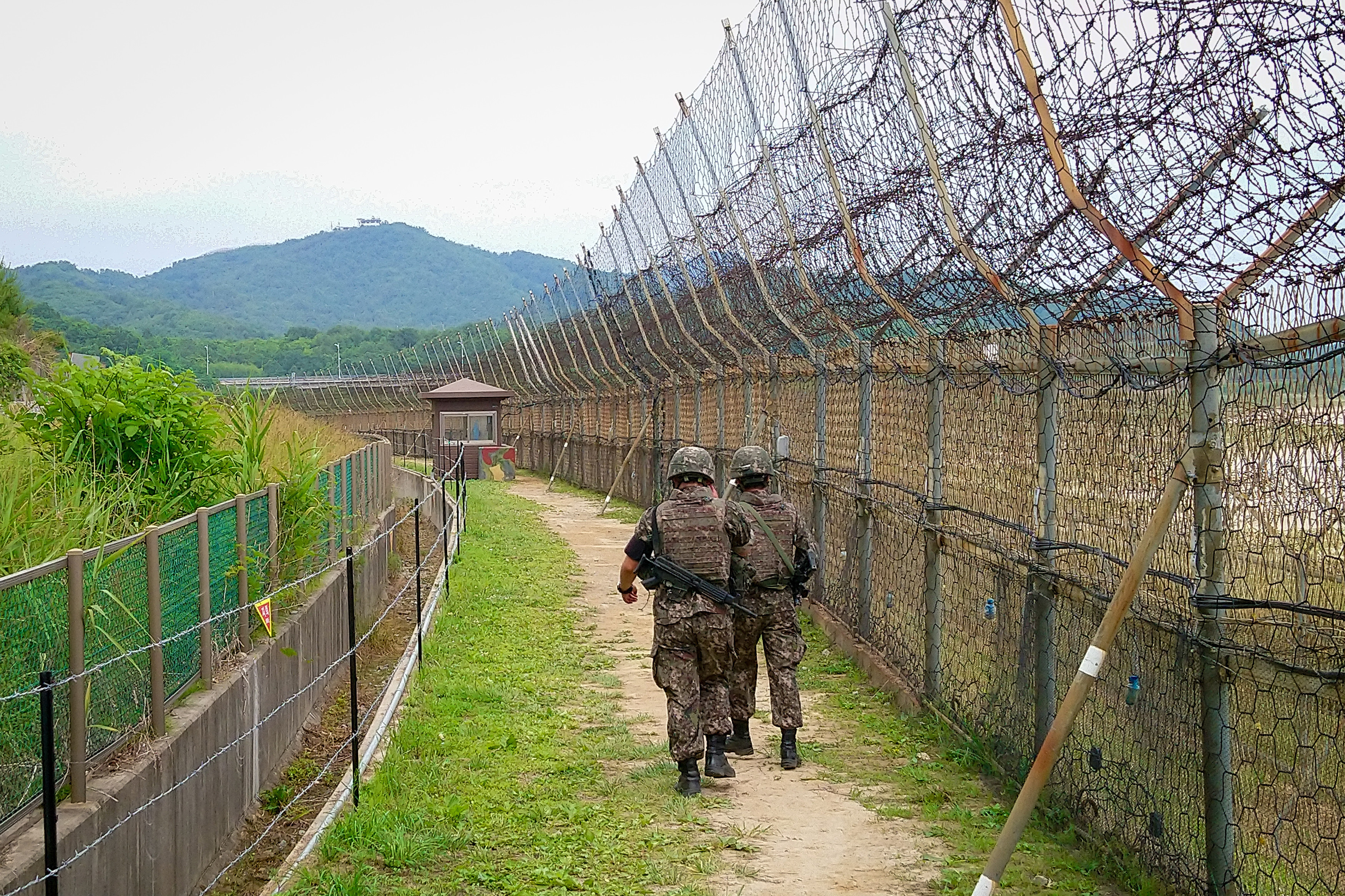 ▲▼去年11月，也曾有北韓20多歲男子越過鐵柵欄，來到江原道高城郡的事件。（圖／達志影像）