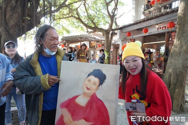 ▲藝人白冰冰的旅行團出現在學甲區秘境的「老塘湖藝術村」，引起一陣騷動，台灣手指畫家匡乙大師贈送藝人白冰冰的肖像。（圖／記者林悅翻攝，下同）