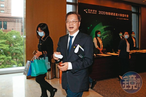政務委員龔明鑫等不少政務官都獲邀出任青平台董事。