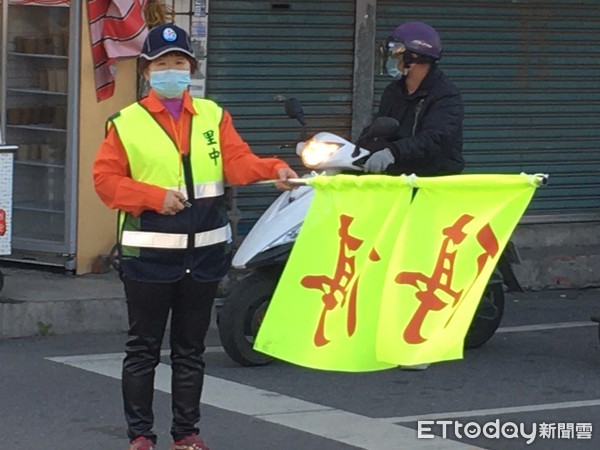 ▲里港警分局在屏東縣國中、小學開學日執行護童專案，贏得家長肯定             。（圖／記者陳崑福翻攝，以下同）