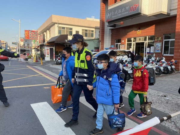 ▲▼ 中小學開學日，高雄市警方執行護童專案            。（圖／記者黃子倩翻攝）