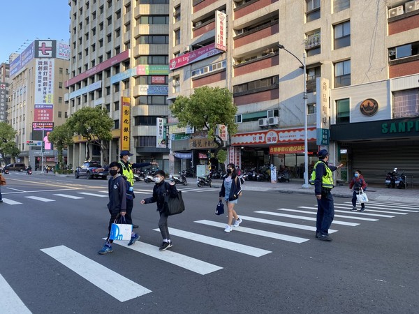 ▲▼開學日首日，新興分局執行護童專案             。（圖／記者黃子倩翻攝）