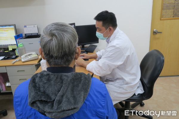 ▲部彰醫師張俊玠(右)呼籲年長男性注意攝護腺癌的髖、骨疼痛徵兆，及早就醫治療。（圖／衛福部彰化醫院提供）