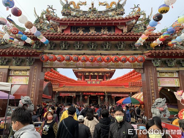 ▲雲林縣西螺福興宮太平媽祖廟，除夕到大年初九，信眾點光明燈、安太歲、藥師佛燈等，突破去年的總點燈數的4萬多盞。（圖／記者李政遠攝）