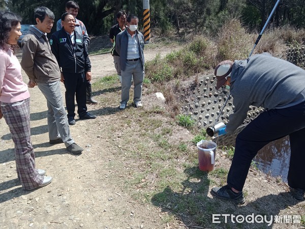 ▲鰲鼓溼地查廢水。（圖／鳥友提供）