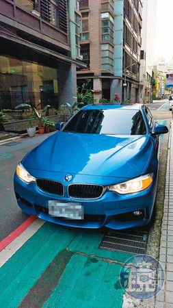 李男不僅全身名牌，出入還開BMW轎車。（讀者提供）