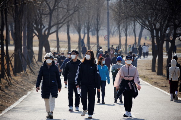 ▲▼ 南韓疫情／民眾戴著口罩到漢江公園散步。（圖／路透）