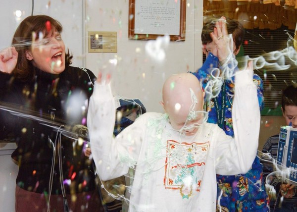▲亞希諾在2002年舉辦的「不再有化療」派對。（圖／翻攝自St. Jude Children`s Research Hospital）