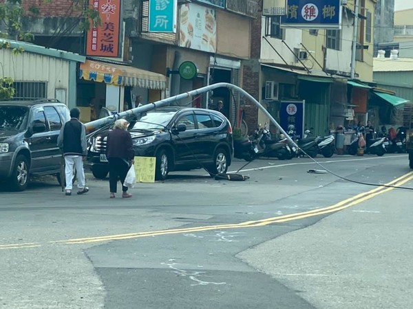 ▲怪手扯掉電線電桿掉落壓到自小客車。（圖／芬園鄉長林世明提供）