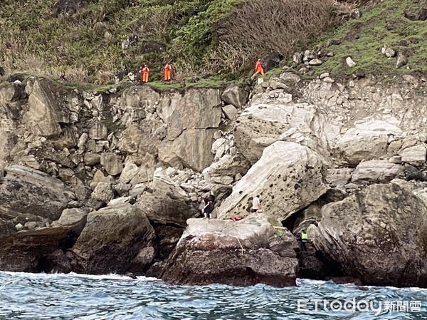▲3名釣客受困離陸面約20米的礁石上。（圖／第六海巡隊提供，下同）