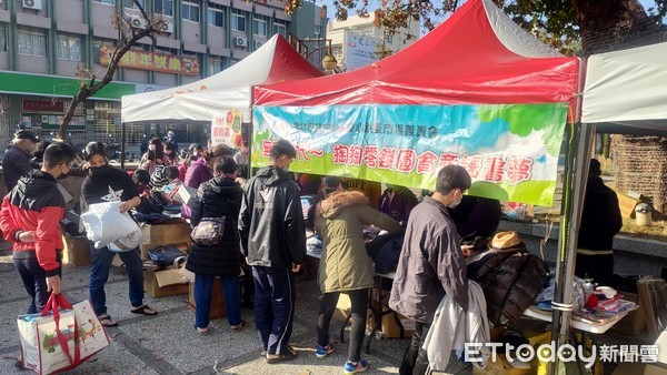 ▲今日掌中劇團許家誠團長，精湛操偶叫賣，搭配生動的口白現場叫賣，吸引大人小孩一起來挖寶、惜福作公益。（圖／記者蔡佩旻翻攝）