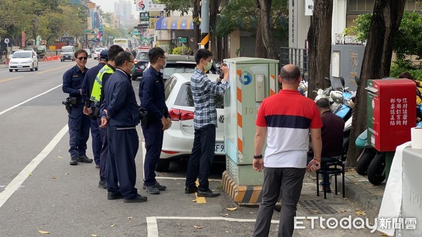 ▲台南市警二分局據報攔檢1部疑肇事逃逸車輛，卻發現駕駛人是位老先生，疑身體不適肇事不自覺，全案由警方調查處理中。（圖／記者林悅攝，下同） 