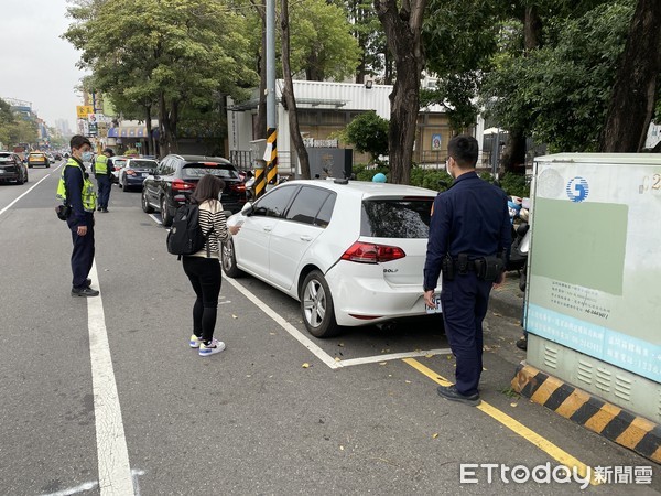 ▲台南市警二分局據報攔檢1部疑肇事逃逸車輛，卻發現駕駛人是位老先生，疑身體不適肇事不自覺，全案由警方調查處理中。（圖／記者林悅攝，下同） 