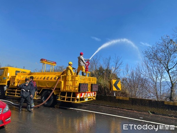 ▲合歡山森林火警，公路單位出動灑水車協助打火。（圖／公路總局埔里工務段提供）