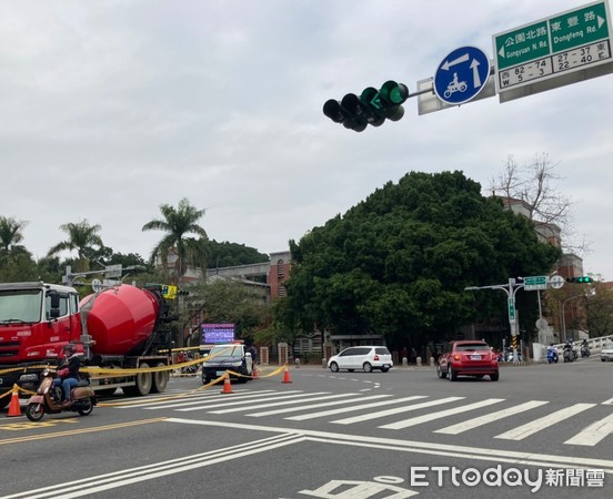 ▲台南市北區北門二段與東豐路口發生一起死亡車禍，預拌一輛混凝土車從公園北路由西往南，右轉北門路時，疑因內輪差及死角關係，撞上騎腳踏車男子傷重不治。（圖／記者林悅翻攝，下同）