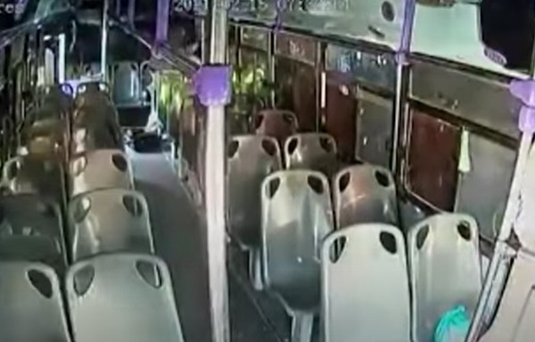 ▲▼女坐公車遭猛刺30刀　乘客全逃光。（圖／翻攝自YouTube／El Universal）