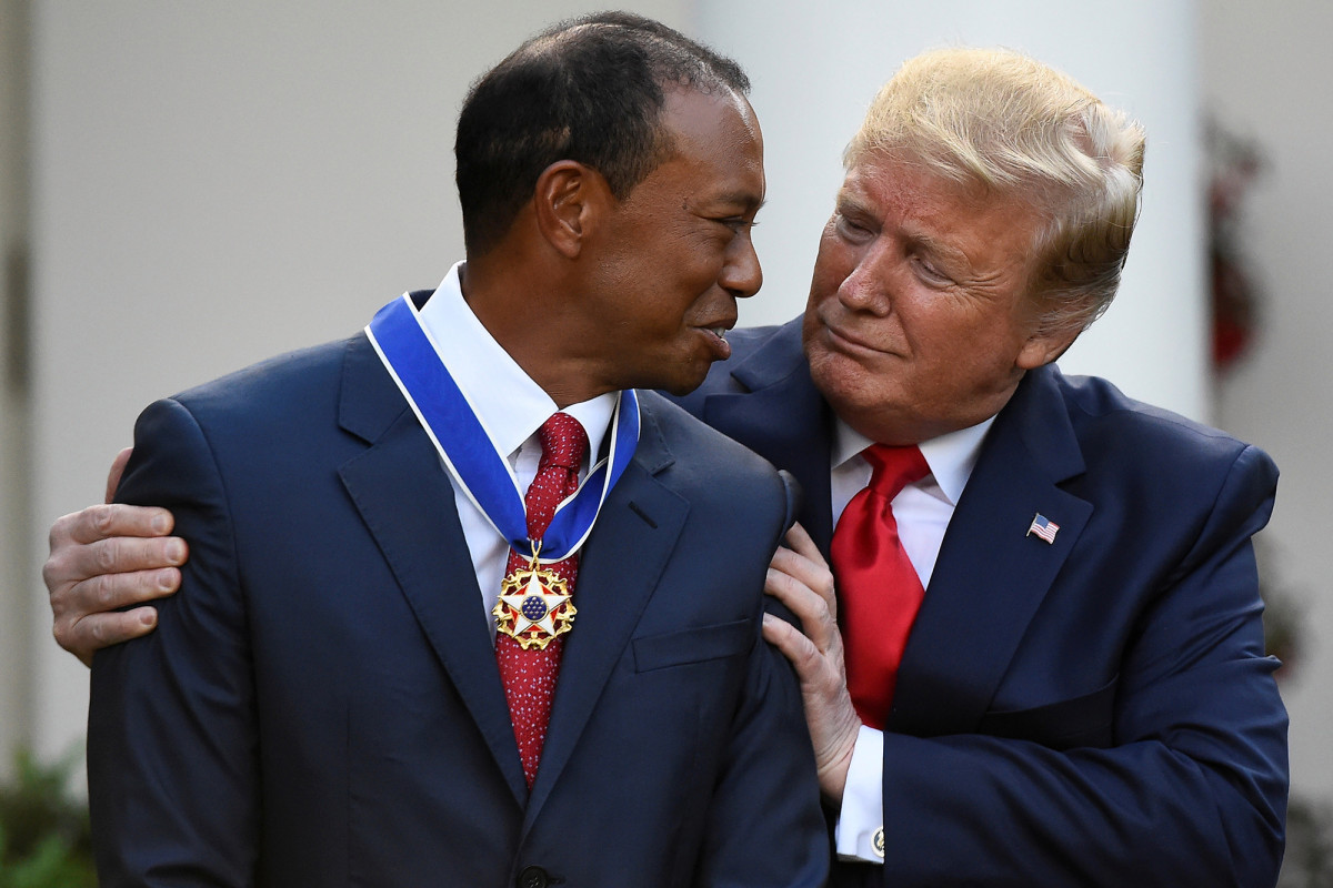 ▲▼美國前總統川普與老虎伍茲（Tiger Woods）相識而笑。（圖／翻攝自推特「@ColumbiaBugle」）