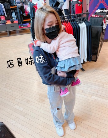 ▲紀言愷1歲女兒抱著陌生女店員不肯放。（圖／翻攝自臉書／JR 紀言愷）