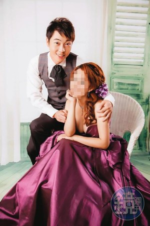 小雯（右）與電影製片蔡榕哲（左）2014年結婚時，已經懷有身孕。（讀者提供）
