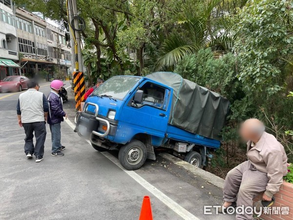 ▲8旬老翁駕駛貨車不慎衝入邊坡，所幸被下方大樹支撐柱才沒有繼續下滑，老翁被救出後驚魂未定的坐在路邊。（圖／記者黃孟珍翻攝）