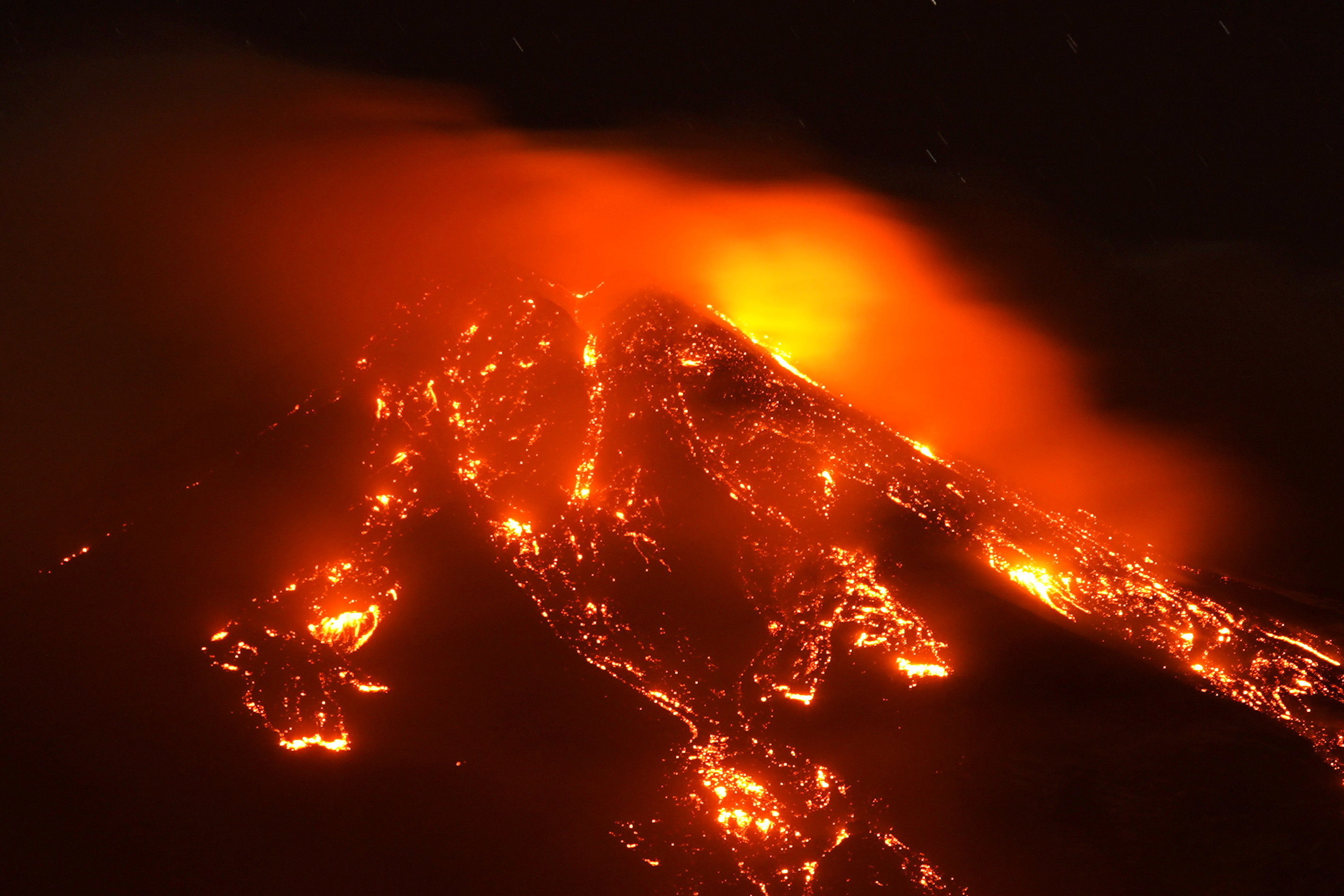 ▲▼ 義大利火山埃特納火山（Mount Etna）16日噴發畫面。（圖／路透）