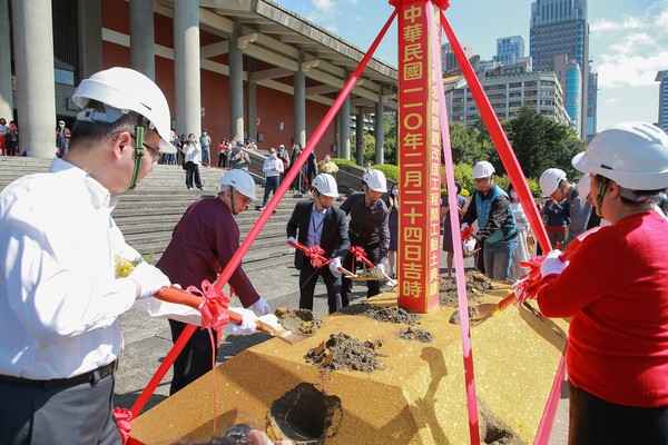 ▲▼文化部長李永得、國立國父紀念館長王蘭生及與會貴賓們，一同為國父紀念館景觀改造工程動土祈福。（圖／文化部提供）