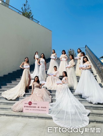 ▲崑山科技大學時尚學程師生，12位美麗的模特兒團隊在台南市美術館2館舉行婚紗攝影沙龍快閃，成功吸引眾人目光。（圖／記者林悅翻攝，下同）