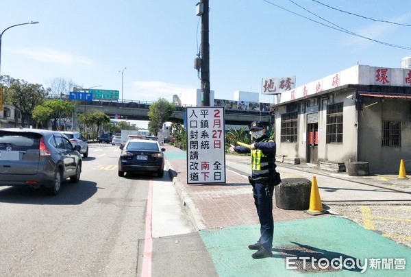 ▲桃園市平鎮警分局配合二二八連續假期，其中台66線快速道路匯入國道一號平鎮系統交流道27日零時起將封閉24小時，提醒用路人配合。（圖／記者沈繼昌翻攝）