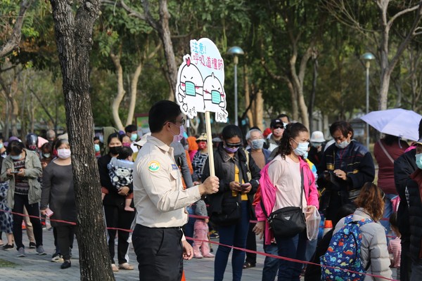 ▲嘉市府最後一天發送限量「虹彩小牛」小提燈  。（圖／嘉義市政府提供）