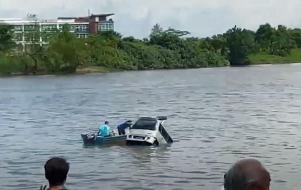 ▲▼大馬砂州一名70歲老婦開車墜河。（圖／翻攝自YouTube／Bernama Official）