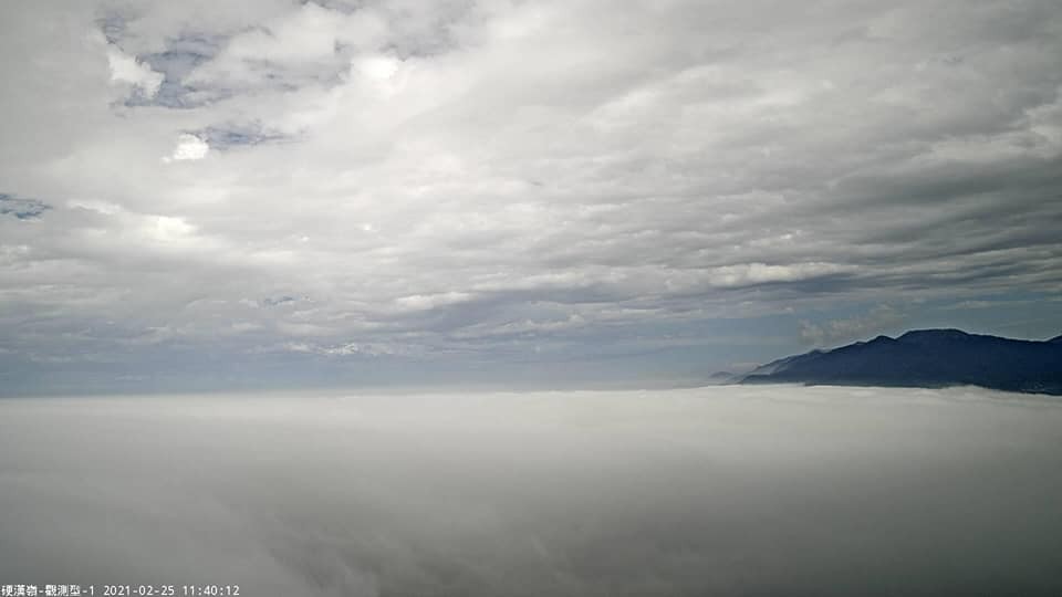 ▲▼鄭明典發文表示，低海拔雲海，地面伴隨著高懸浮微粒空氣，很快會影響台北盆地內的空氣品質。（圖／翻攝鄭明典臉書）