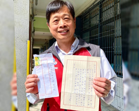 ▲1名畢業50年的學生歸還23,000元註冊費。（圖／校長溫景成提供）