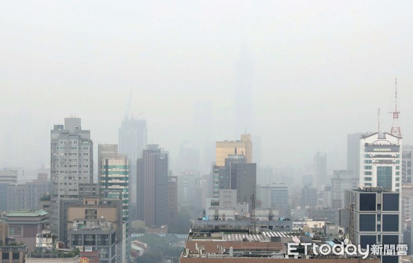 ▲▼台北市霧霾嚴重 空氣品質差 101消失了。（圖／記者屠惠剛攝）