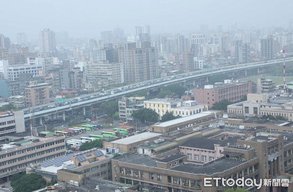 ▲▼台北市霧霾嚴重 空氣品質差 101消失了。（圖／記者屠惠剛攝）
