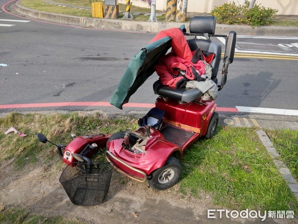 ▲疑視覺死角！婦騎電動代步車遭捲拖板車車底　送醫中就不治。（圖／記者陳凱力翻攝）