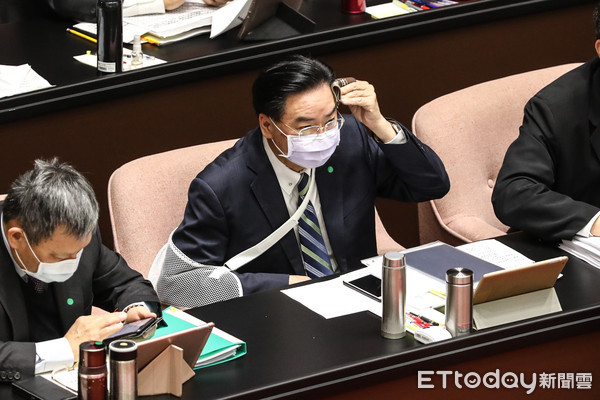 蘇貞昌內閣總動員　吳釗燮右手「懸臂護具」現身立院 | ETtoday政治