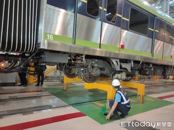 ▲台中捷運何時恢復通車，市長盧秀燕今天前往北屯機廠視察，曝關鍵密碼，也透露通車「指日可待」。（圖／記者游瓊華攝）